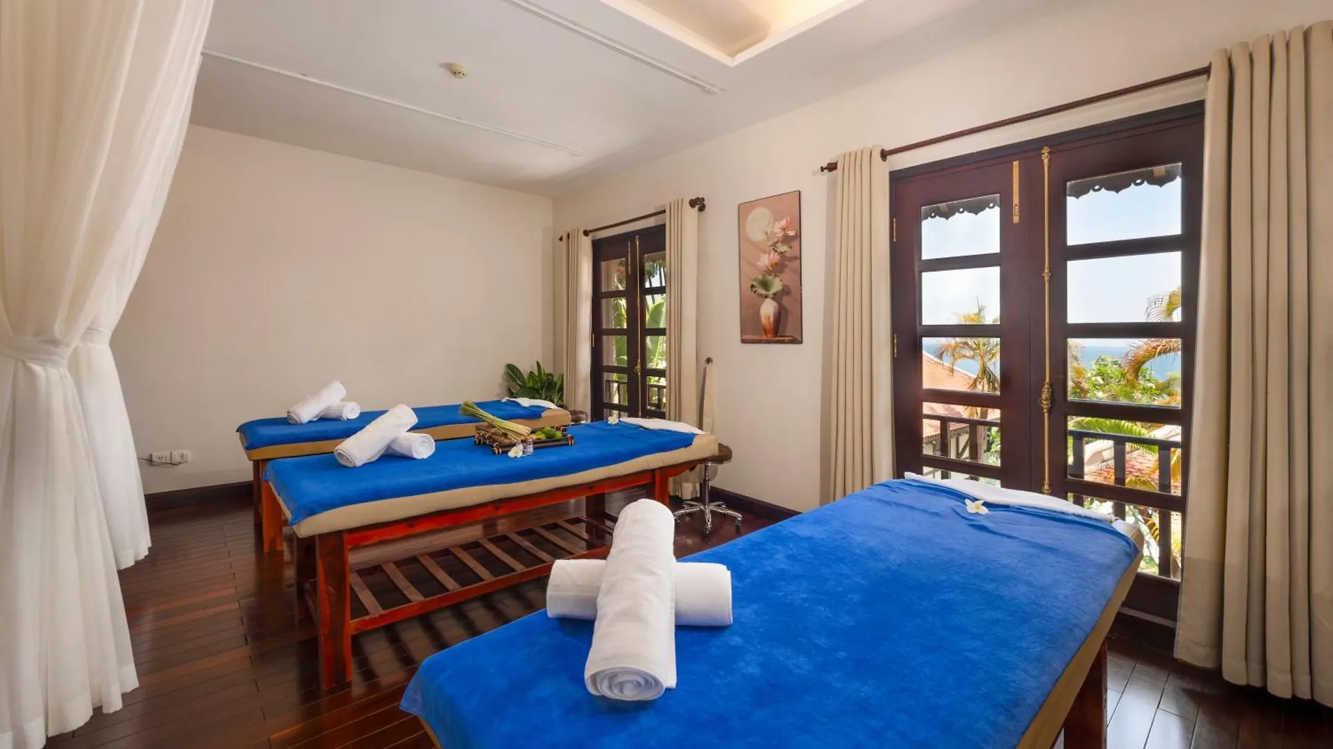 Son Tra Resort & Spa Danang  Дананг